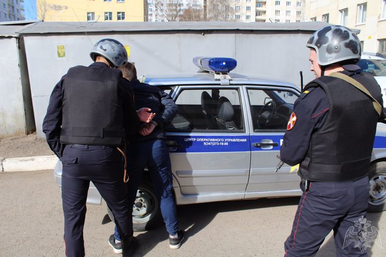 В Башкирии росгвардейцы задержали подозреваемого в краже трёх женских сумочек из автомобиля