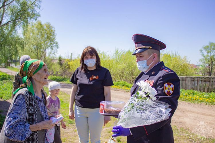 В Башкирии росгвардейцы поздравили ветеранов и тружеников тыла с Днем Победы 