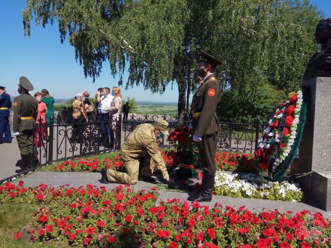 В Уфе руководители и ветераны регионального Управления Росгвардии возложили цветы к могиле легендарного летчика Мусы Гареева