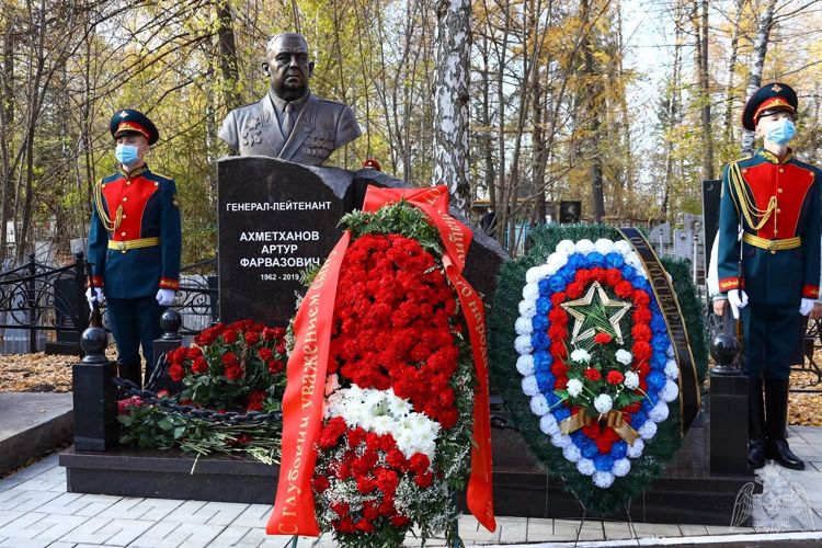 В Уфе открыли памятник генерал-лейтенанту Артуру Ахметханову