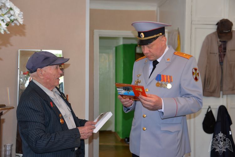 В Башкирии сотрудники и военнослужащие поздравили ветерана Великой Отечественной войны с наступающим праздником Победы