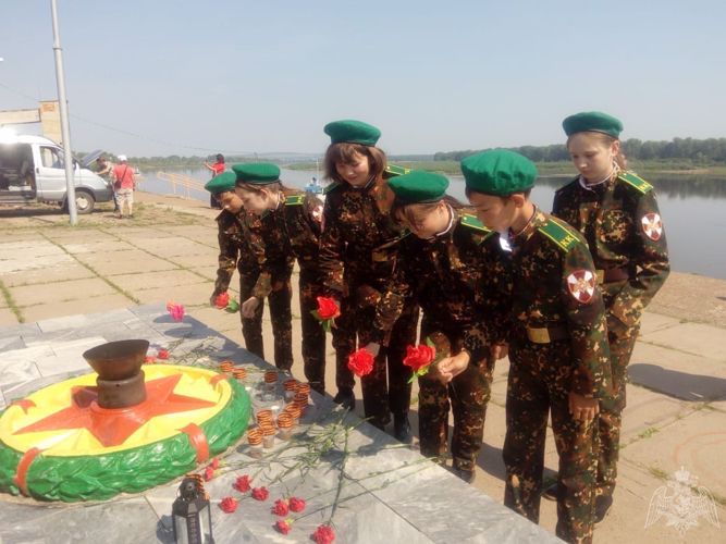 В День памяти и скорби кадеты Росгвардии возложили цветы к памятнику «Воинам-дюртюлинцам, погибшим в Великой Отечественной войне»