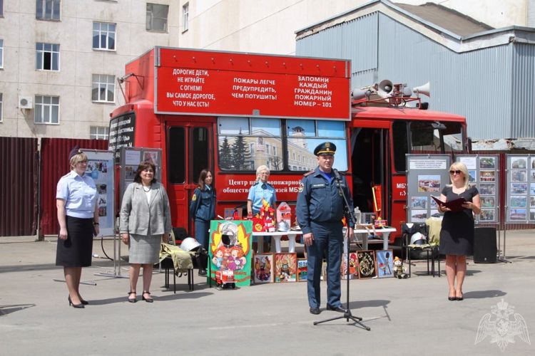 Росгвардейцы Уфы приняли участие в "Празднике детства", организованном Главным управлением МЧС России по Республике Башкортостан