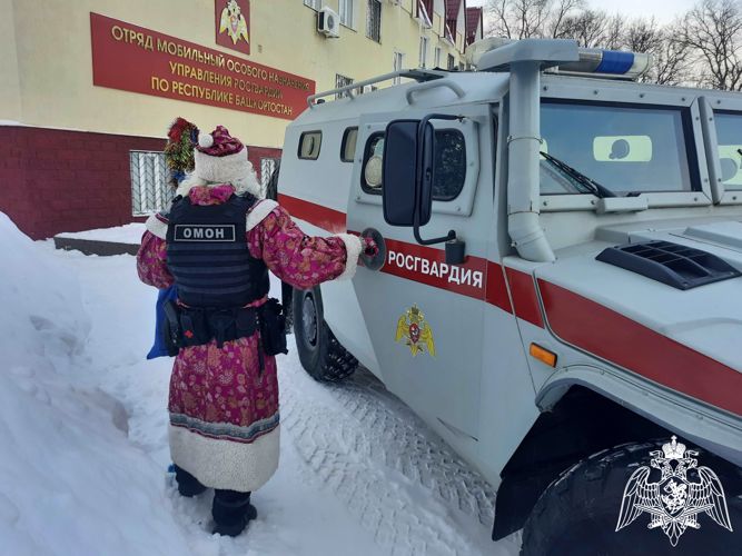 Дед Мороз специального назначения продолжает свое шествие по Уфе