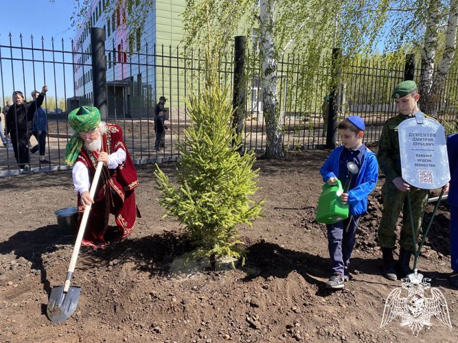 В Башкирии именные ели памяти погибших росгвардейцев высадили на Аллее героев в новом парке «Патриот»