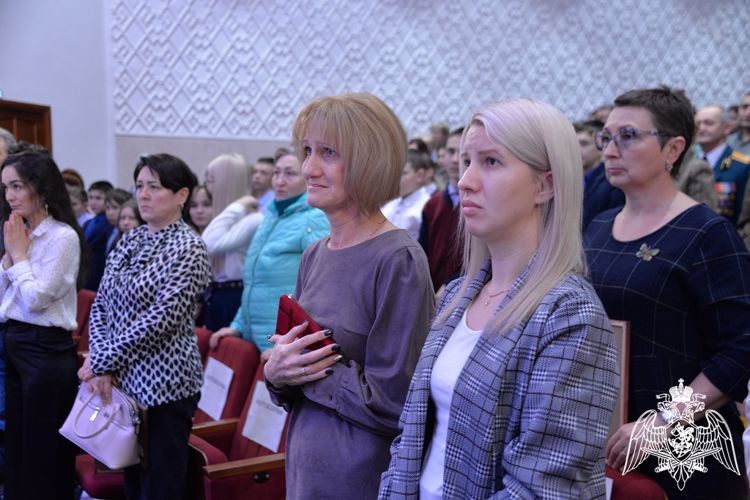 На торжественном собрании в городе Бирске офицер Росгвардии передал орден Мужества родным погибшего защитника Отечества