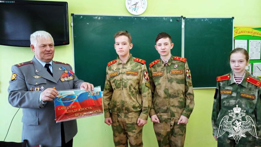 В преддверии Дня Росгвардии ветеран ведомства Айрат Халиуллин встретился с кадетами