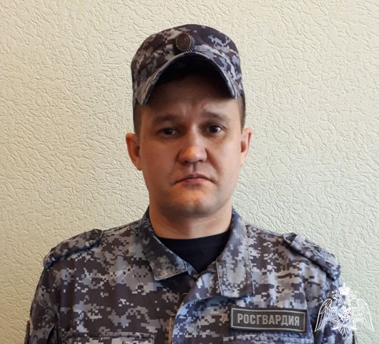 В Уфе росгвардеец помог потушить горящий автомобиль с сеном
