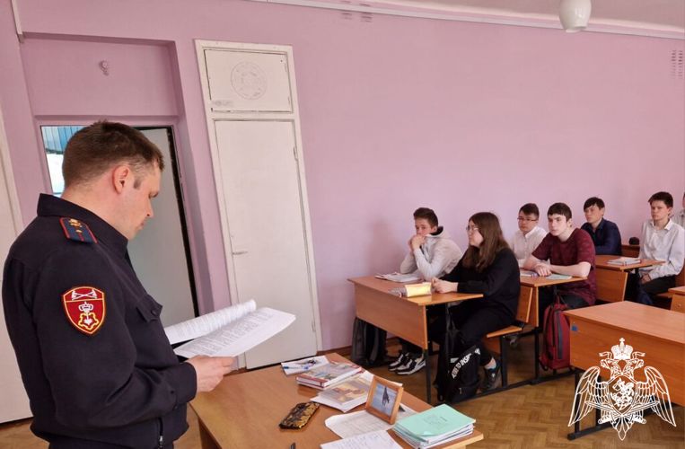 Росгвардейцы провели урок мужества для учеников выпускного класса
