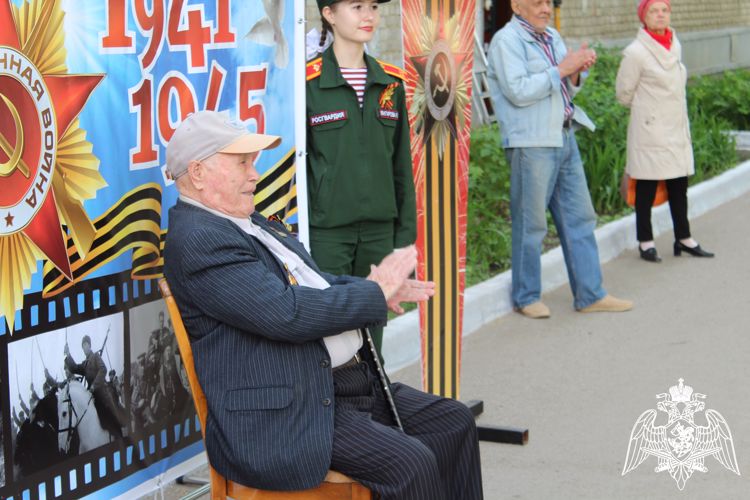 В Уфе Росгвардия провела акцию «Парад у дома ветерана»