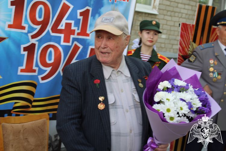 В Уфе Росгвардия провела акцию «Парад у дома ветерана»