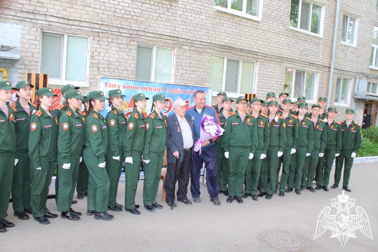 В Уфе Росгвардия провела акцию «Парад у дома ветерана»