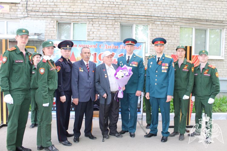 В Уфе Росгвардия провела акцию «Парад у дома ветерана»