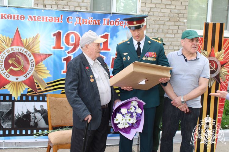 В Уфе Росгвардия провела акцию «Парад у дома ветерана»