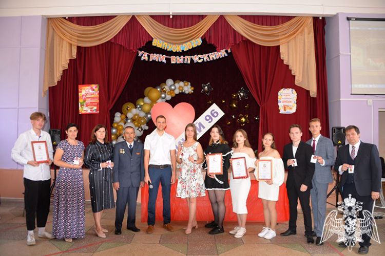 Выпускникам кадетского класса города Уфы Республики Башкортостан были вручены аттестаты и награды Росгвардии