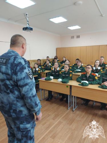 В столице Башкирии офицеры Росгвардии приняли участие в торжественной линейке подшефных кадетских классов