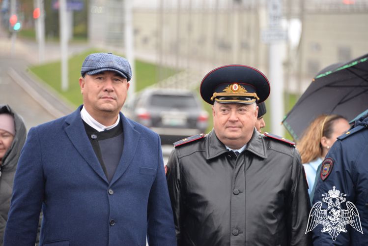 В Уфе начальник Управления Росгвардии генерал-майор полиции Александр Бурдо принял участие в торжественном возложении цветов к памятникам
