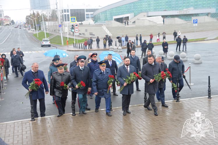 В Уфе начальник Управления Росгвардии генерал-майор полиции Александр Бурдо принял участие в торжественном возложении цветов к памятникам