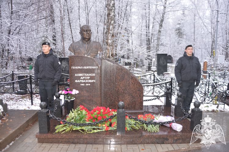 В УФЕ ПОЧТИЛИ ПАМЯТЬ ГЕНЕРАЛ-ЛЕЙТЕНАНТА АРТУРА АХМЕТХАНОВА