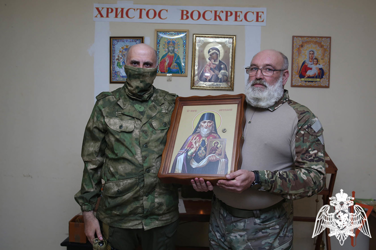 РОСГВАРДЕЙЦЫ ВСТРЕТИЛИСЬ С ВОЕННЫМ СВЯЩЕННИКОМ В ЗОНЕ СВО
