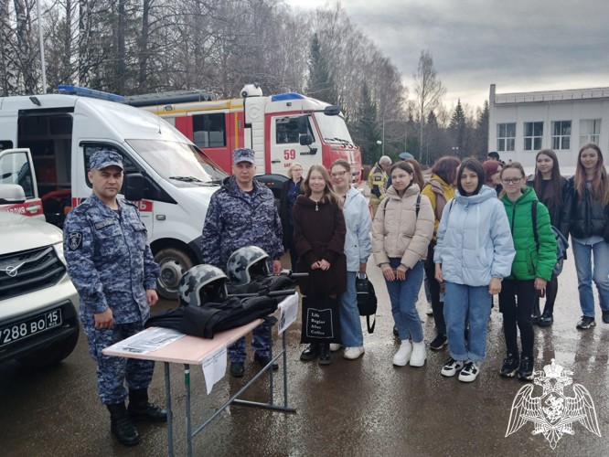 Росгвардейцы Башкортостана приняли участие в «Ярмарке вакансий» 