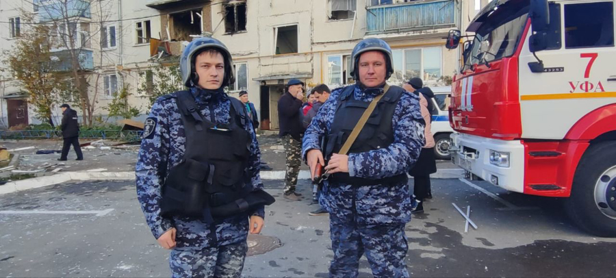 В Уфе росгвардейцы оцепили место возгорания в жилом доме и обеспечивают сохранность имущества граждан 