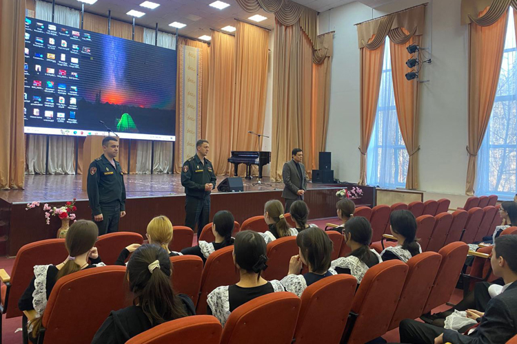 В Уфе офицеры Росгвардии республики провели профориентационное занятие для гимназистов