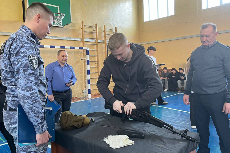 В Башкортостане росгвардейцы провели профориентационное занятие 
