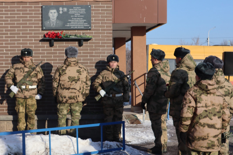 В Уфе состоялась церемония возложения цветов к мемориальной доске, посвящённой памяти военнослужащего Росгвардии ефрейтора Ильдуса Иманаева