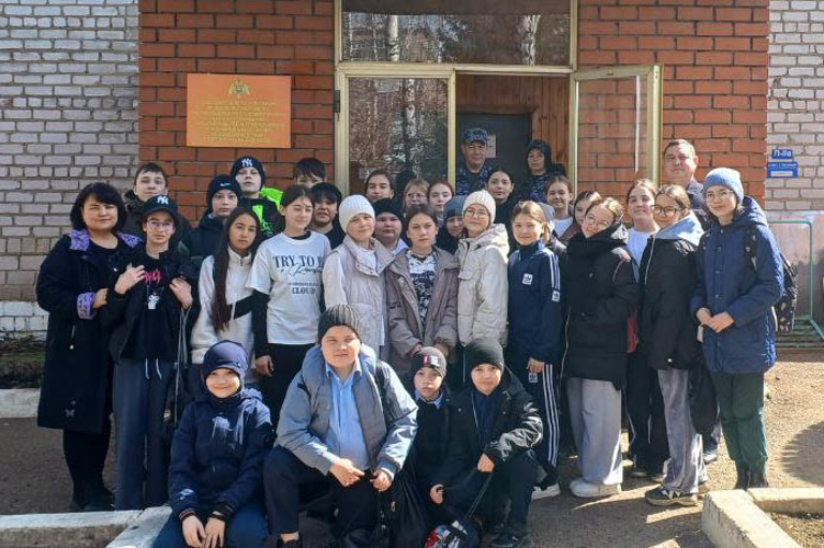 Росгвардейцы Башкортостана провели «Урок мужества» со школьниками города Дюртюли  
