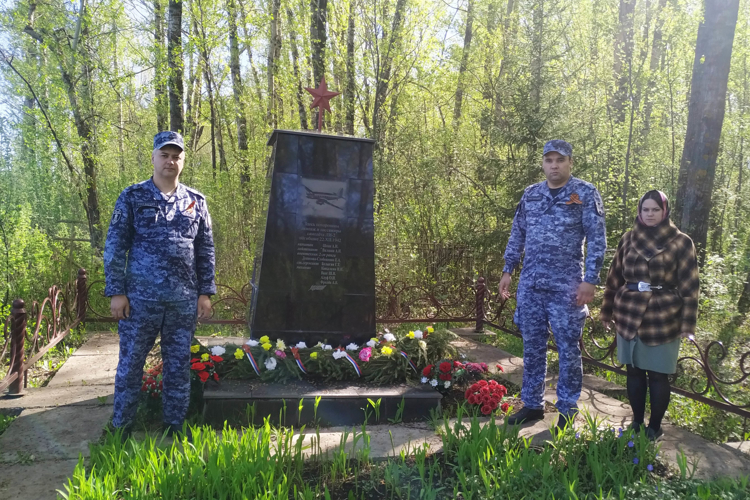Сотрудники вневедомственной охраны Росгвардии почтили память погибших военных лётчиков в городе Янаул