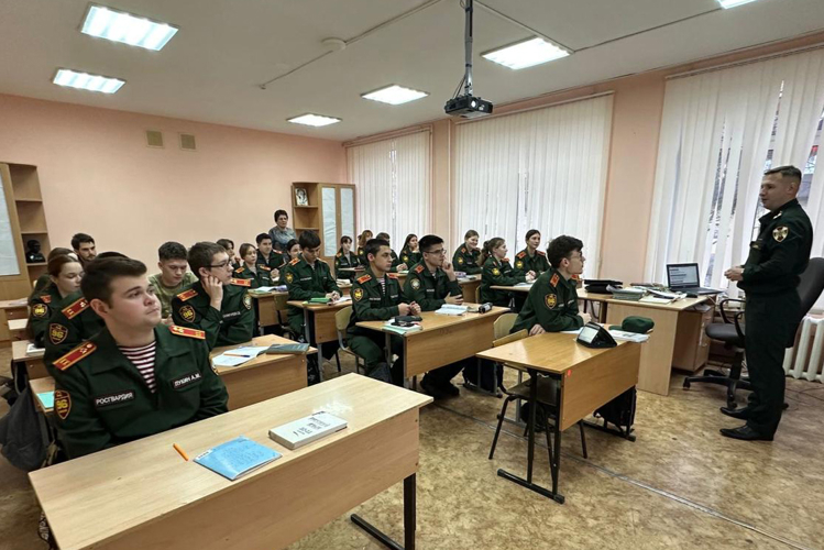 В Башкортостане офицер Саратовского института Росгвардии провел профориентационное занятие со школьниками