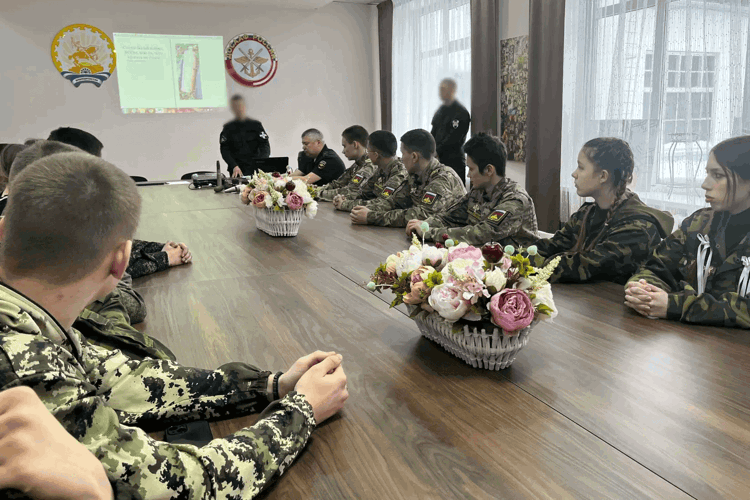 Сотрудники ОМОН «Урал» провели занятие по взрывобезопасности для юных поисковиков в Уфе