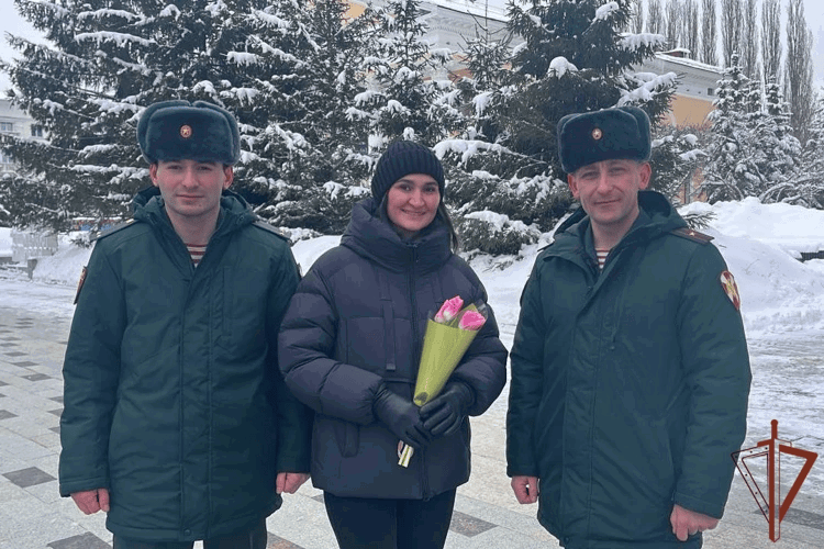 В Уфе росгвардейцы поздравили женщин с Международным женским днём