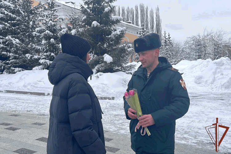 В Уфе росгвардейцы поздравили женщин с Международным женским днём
