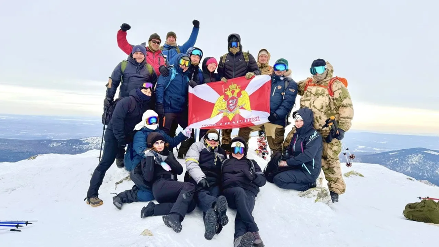 В Башкортостане на гору Иремель водрузили флаг Росгвардии
