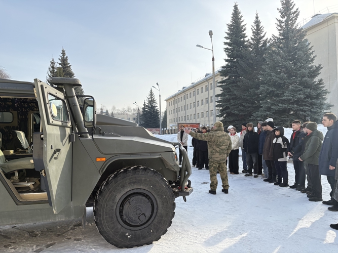 Военнослужащие Росгвардии рассказали школьникам Уфы о службе в отряде