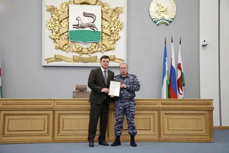 В Уфе сотрудники Росгвардии, оперативно задержавшие вооруженного подростка, получили награды от администрации города