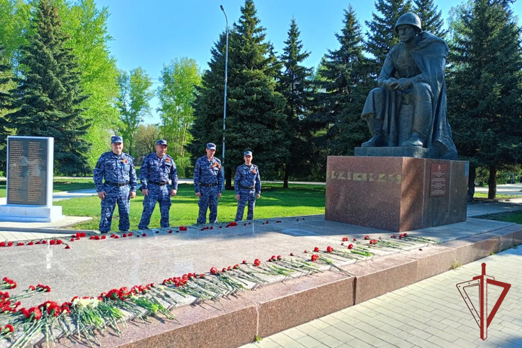 Сотрудники Росгвардии и юные жители города Октябрьского возложили цветы к Вечному огню