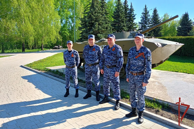 Сотрудники Росгвардии и юные жители города Октябрьского возложили цветы к Вечному огню