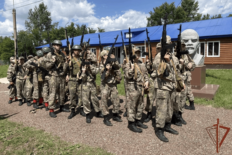 В Башкортостане воспитанники подшефных классов Росгвардии успешно прошли квалификационные испытания на право ношения оливкового берета