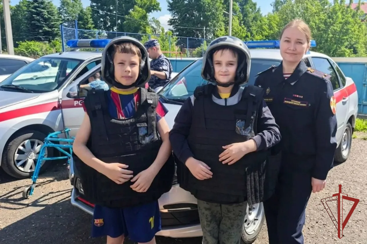 Сотрудники Росгвардии поздравили воспитанников центра «Феникс» с днем защиты детей