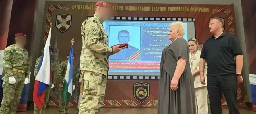 В отряде спецназа Росгвардии вручили краповый берет матери погибшего бойца
