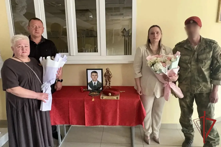 В отряде спецназа Росгвардии вручили краповый берет матери погибшего бойца