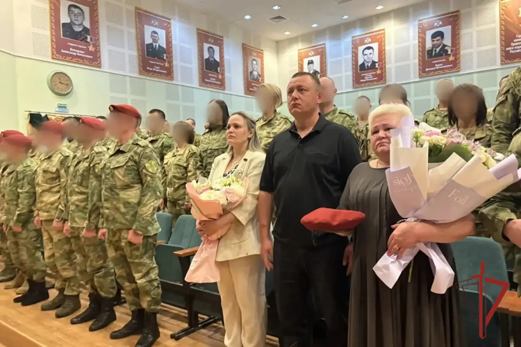В отряде спецназа Росгвардии вручили краповый берет матери погибшего бойца