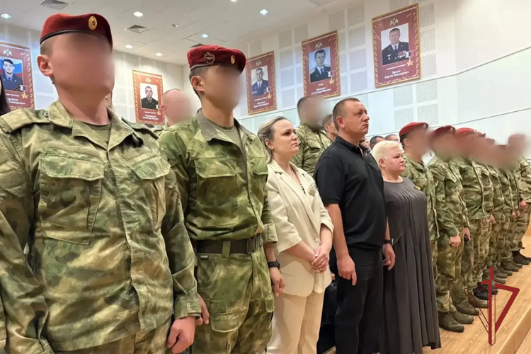 В отряде спецназа Росгвардии вручили краповый берет матери погибшего бойца