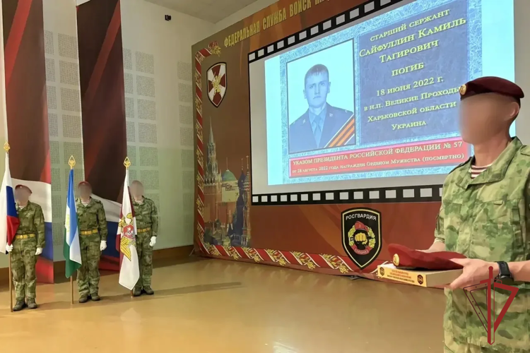 В отряде спецназа Росгвардии вручили краповый берет матери погибшего бойца