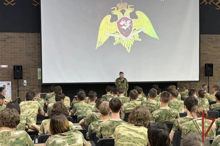 В парке «Патриот» военнослужащие отряда спецназа Росгвардии им. Шаймуратова провели урок мужества для старшеклассников   