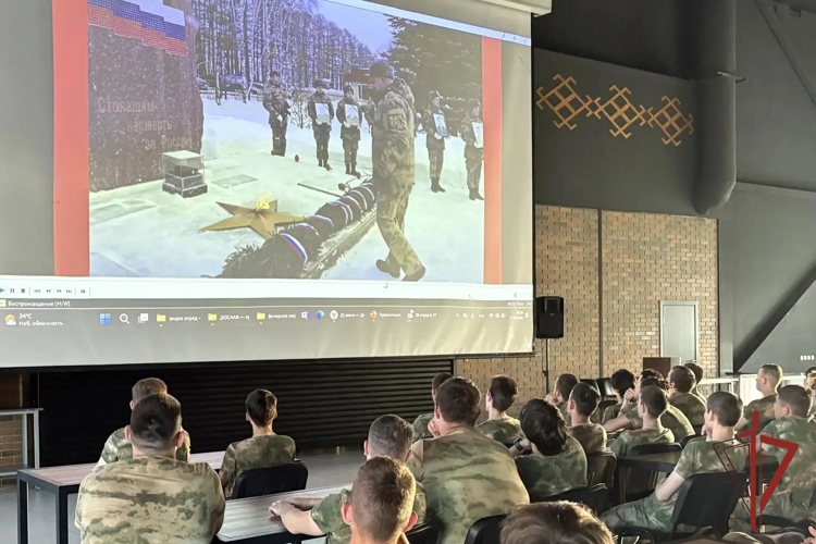 В парке «Патриот» военнослужащие отряда спецназа Росгвардии им. Шаймуратова провели урок мужества для старшеклассников   