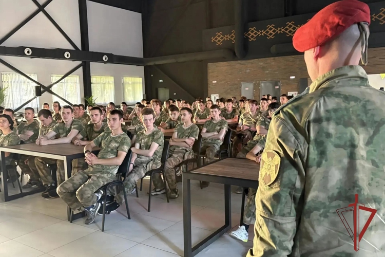 В парке «Патриот» военнослужащие отряда спецназа Росгвардии им. Шаймуратова провели урок мужества для старшеклассников   